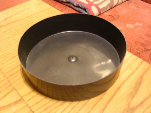 Eimer auf 7 cm höhe abgeschnitten und mit goldfarbener Decofolie beklebt