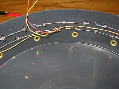 LEDs reingesteckt und mit widerständen verlötet