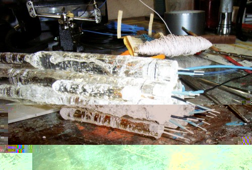 unten löcher für 5mm led's bohren und in meiner alllerliebsten reihen-parallelschaltung verdtrahten,