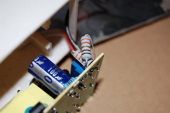 "Patient" (3,3-Ohm-Widerstand) halb herausoperiert...