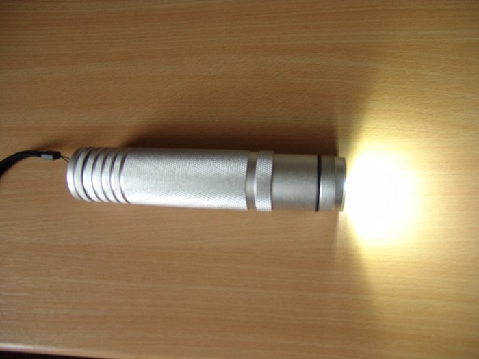 2.jpg (72.12 KiB) 35351 mal betrachtet Taschenlampe eingeschaltet, Reflektor abgeschraubt.