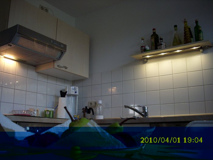 DSCI0260_cut.jpg (693.7 KiB) 16922 mal betrachtet Vergleich 25W-Kerzen-Glühlampe vs. 5,6-Watt (ab Steckdose) LED-Leiste (4x Cree XR-E @ 350 mA, 4,5W gehen in die LEDs + KSQ, 380-390 mW davon in die KSQ, wobei davon wiederum allein 300 mW in den Basis-Vorwiderstand des PNP-Transistors gehen...)<br /><br />Die LED-Leiste is heller als die Glühlampe und das weiß ist etwas soviel neutralweißer als es auf dem Fotos wirkt, wie die Glühlampe warmweiße ist, als sie auf dem Foto wirkt :-)