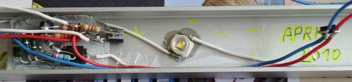 DSCI0240_cut.jpg (308.35 KiB) 16922 mal betrachtet Eine der LEDs + Ultra-Low-Drop-KSQ im Detail, hier habe ich den Shutdown-Anschluss von einem Bild weiter oben durch einen enable-Anschluss ersetzt, da sonst im Shutdown-"Betrieb" ca. 300 mW sinnlos in Wärme umgesetzt worden wären, die ca. 300 mW nimmt die KSQ selbst nun erst dann auf, wenn die Pull-Up-Widerstände über den hier zusätzlich verbauten (PNP-)Transistor (rechts oben) mit 12V verbunden werden.<br />Die 300 mW fallen bei den beiden parallel geschalteten Basis-Vorwiderständen (2x 1,2kOhm) an. Weitere ca. 30 mW am 4k7 pull-up für den MOSFET.