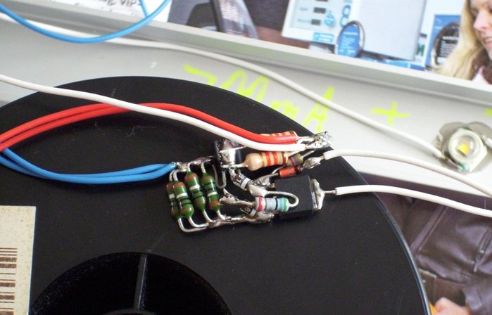 DSCI0236_cut.jpg (794.47 KiB) 16922 mal betrachtet Ultra-Low-Drop-KSQ im Detail --- die KSQ basiert auf meiner Idee der 2-Transistor-KSQ mit 1N4148, im zugehörigen Thread wurde dann eine Schottky-Diode vorgeschlagen und von Beatbuzzer schließlich 2 Schottky-Dioden in Reihe, ich habe noch 5,6 ohm mit in Reihe geschaltet, die 1N4141, die hier zu sehen ist, ist nur für einen Shutdown-Anschluss gedacht und kann entfallen.