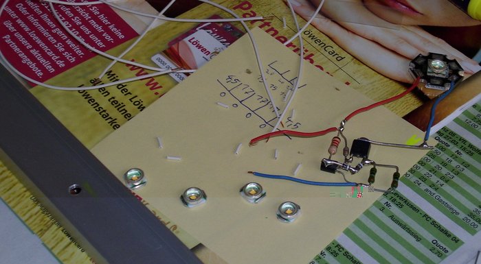 DSCI0040_cut.jpg (410.76 KiB) 16924 mal betrachtet Einige Cree XR-E mit abgeknipsten Ecken (eigentlich nicht notwendig, da die Alu-Leiste eloxiert ist, dem traue ich aber nicht). Beim Abknipsen in einen weitgehend abgedeckten Behälter knipsen, kann sonst ins Auge gehen!!!